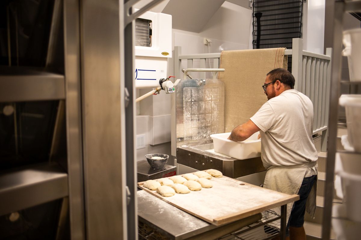 Un boulanger prépare du pain