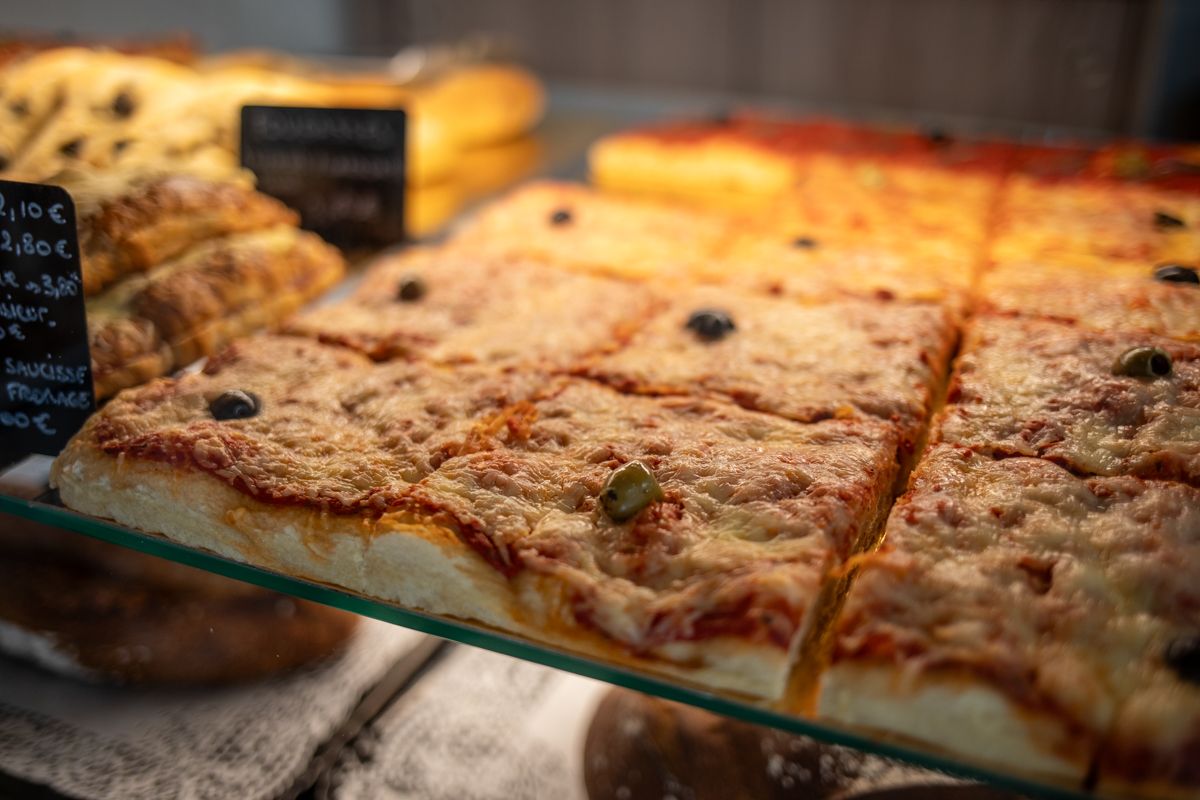 Une grande pizza avec des olives