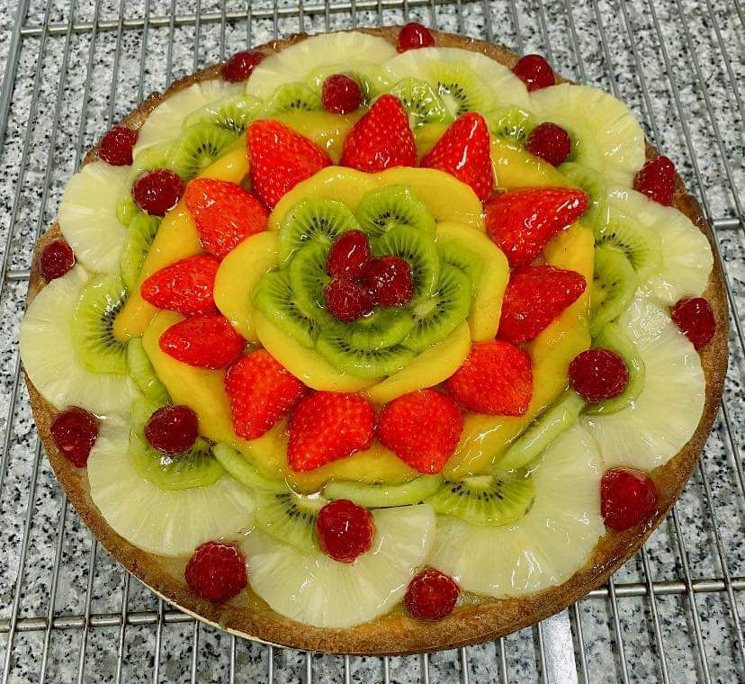 Une tarte avec plusieurs fruits