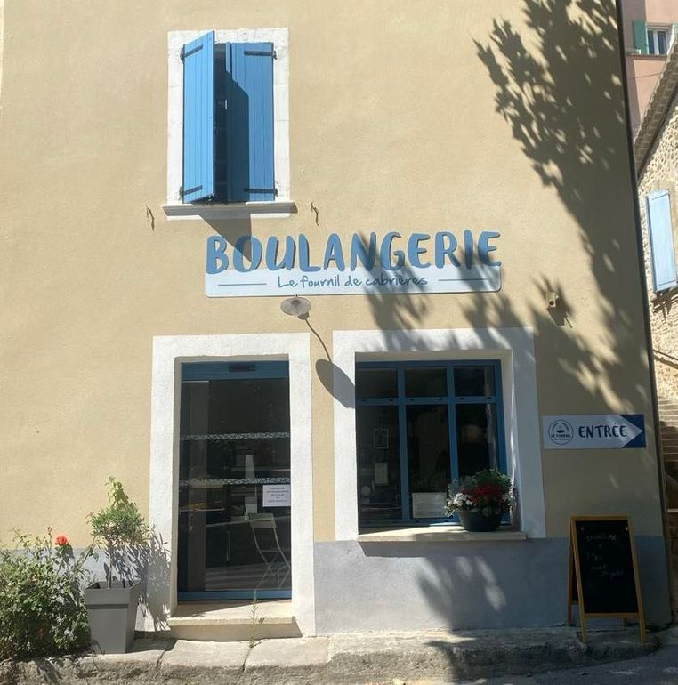 Des baguettes en forme de cœur sortant du four