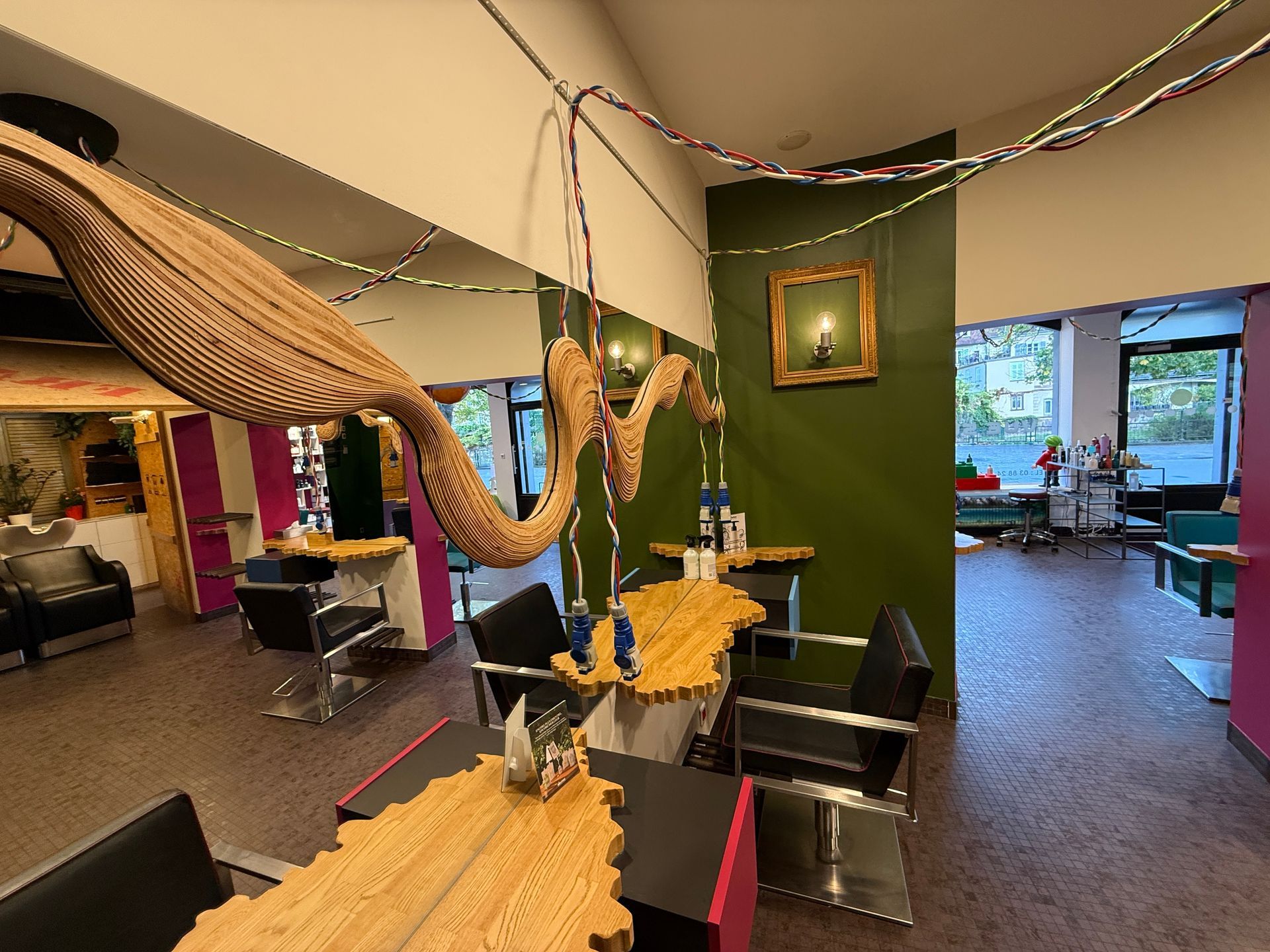 Postes de coiffure avec miroir orné d'une structure en bois ondulante