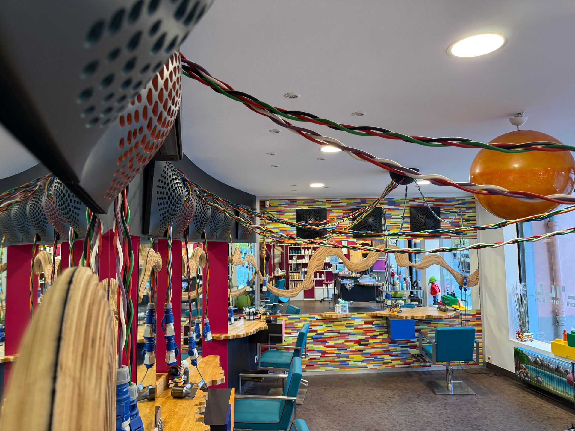 Bar d'accueil et postes de coiffage