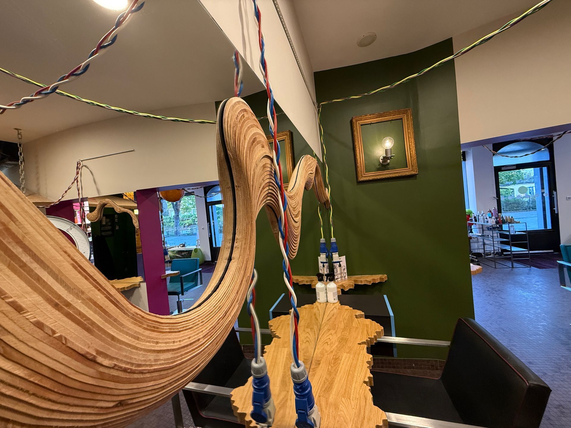 Décor en bois sur un miroir du salon de coiffure
