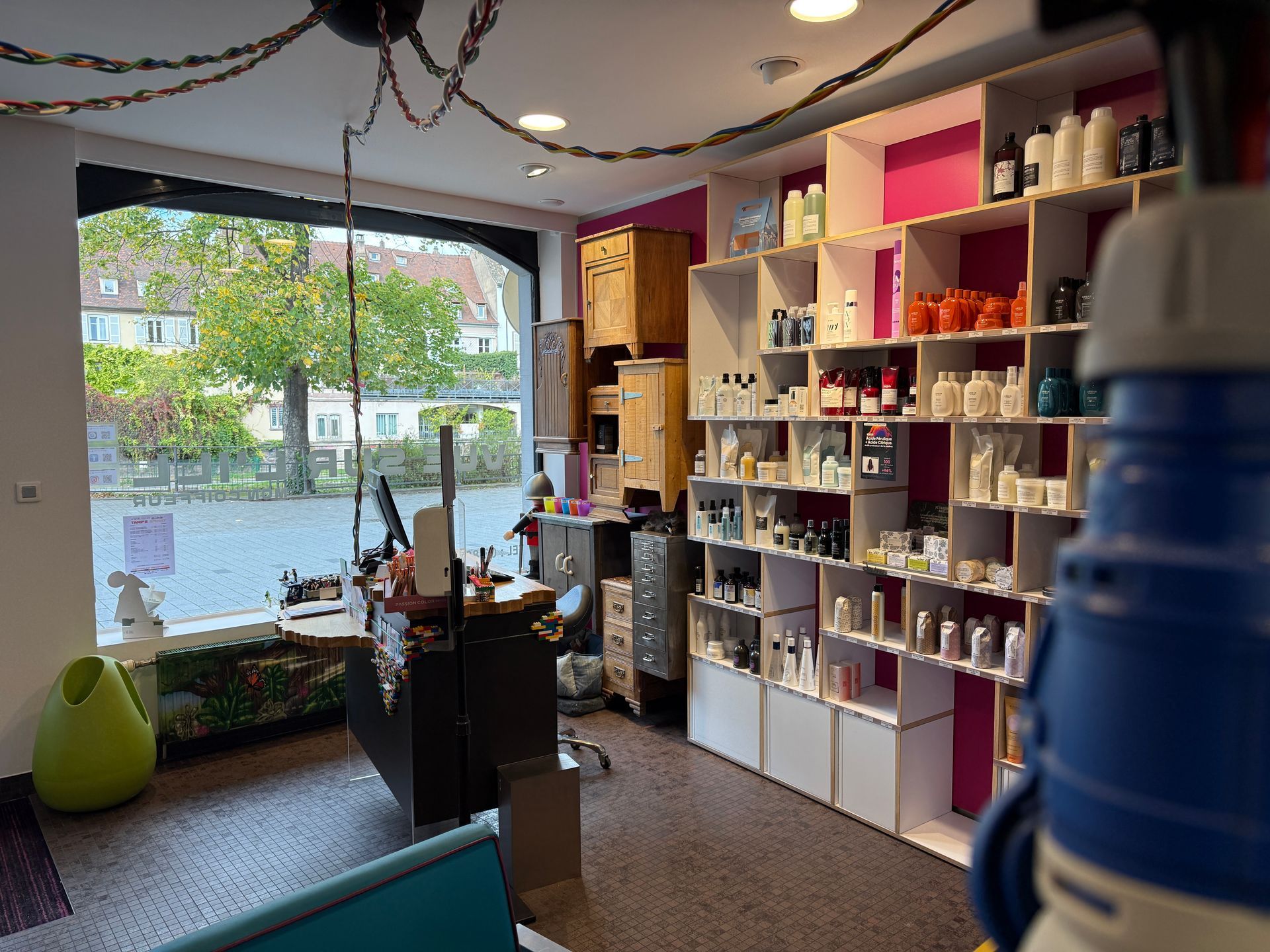 Intérieur lumineux d'un magasin avec des étagères remplies de produits, une grande vitrine