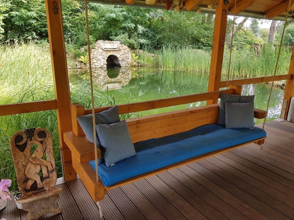 Mittelgroßer Schwimmteich mit NMittelgroßer Schwimmteich mit Wasserfall und Grotteatursteintreppe