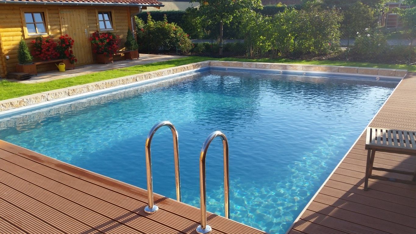 Naturpool mit Einstiegsleiter