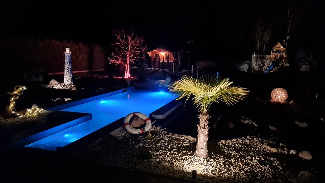Naturpool mit Licht
