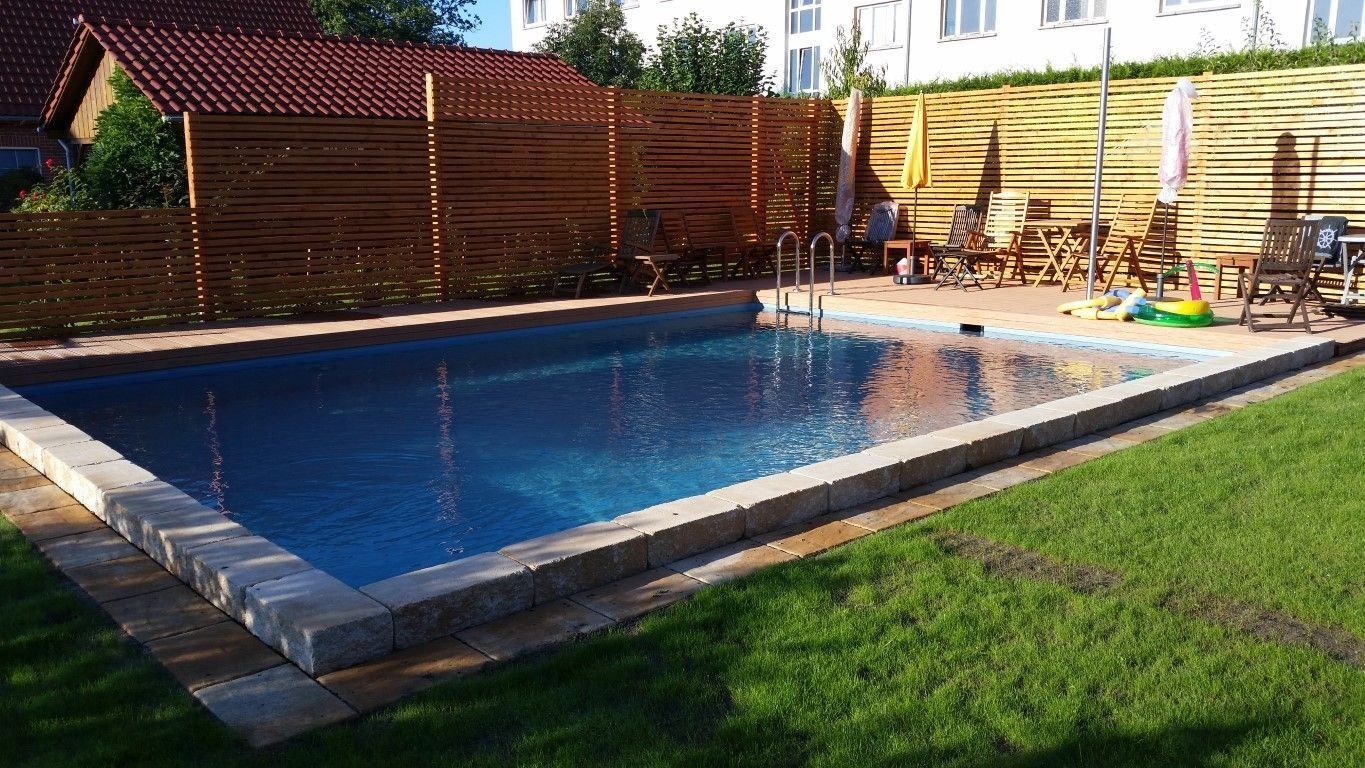 Naturpool mit Sichtschutz im Garten