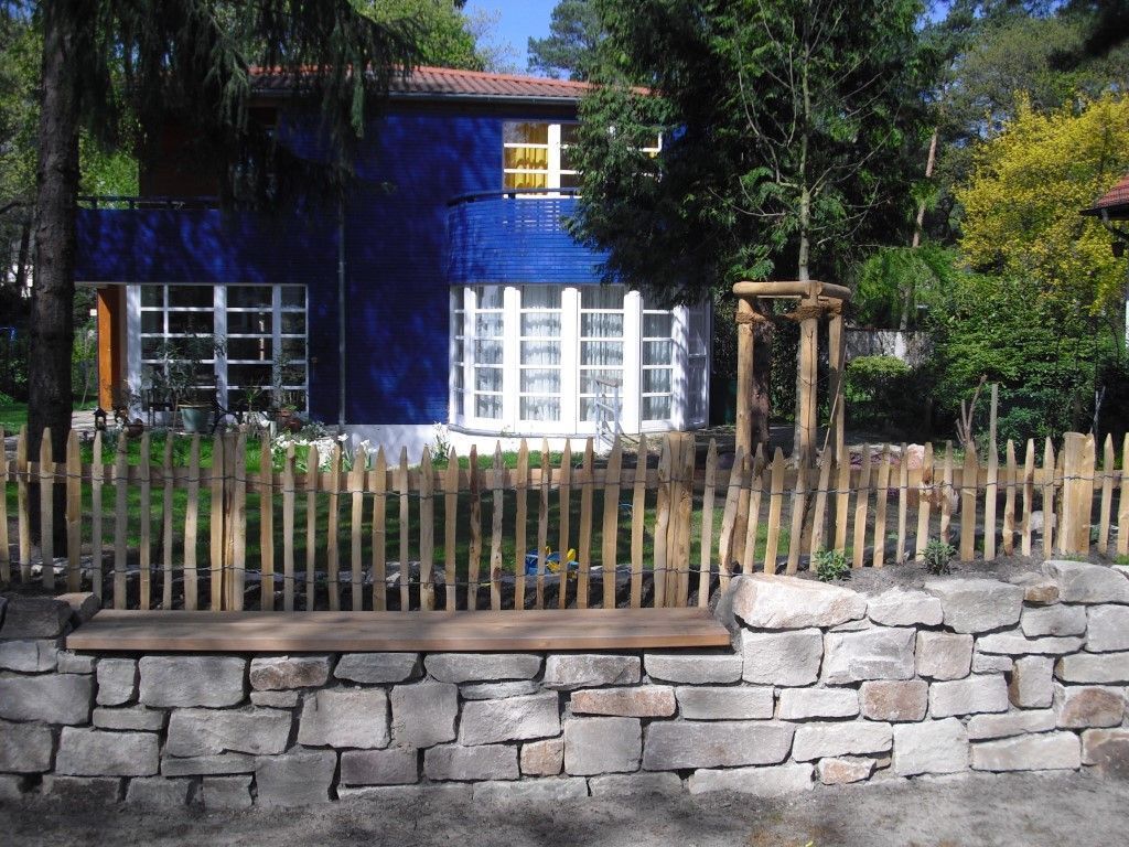 Natursteinmauer mit Bank