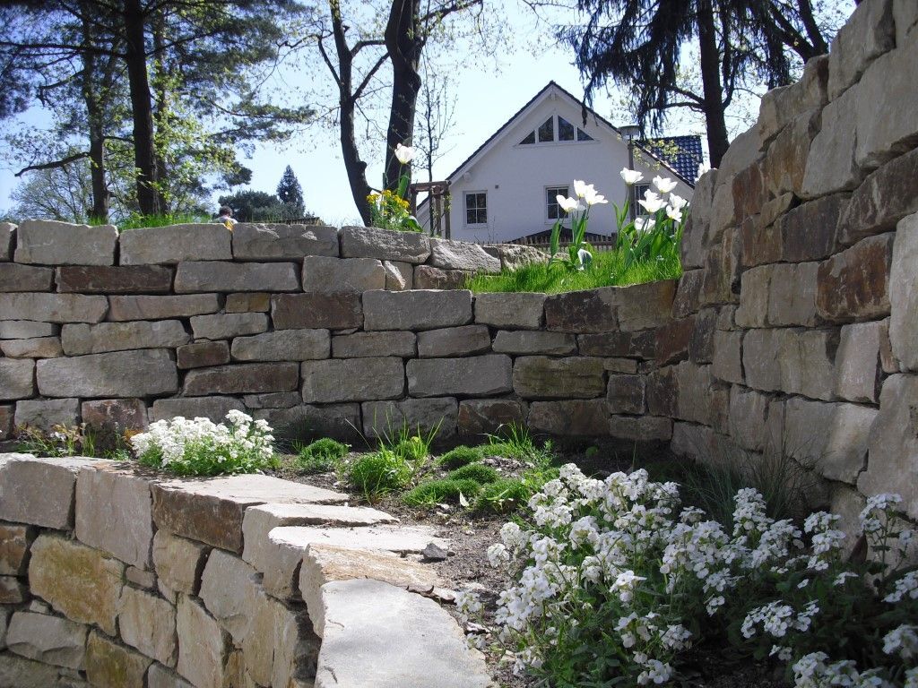 Natursteinmauer mit Bepflanzung