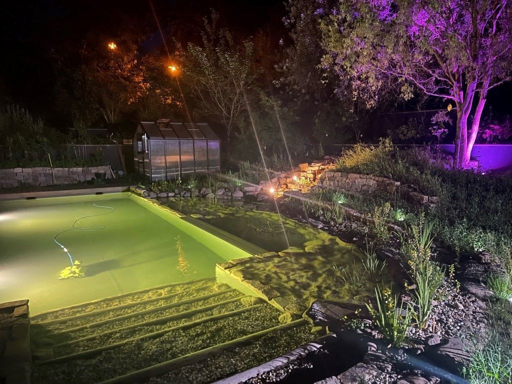 Poolroboter bei Nacht