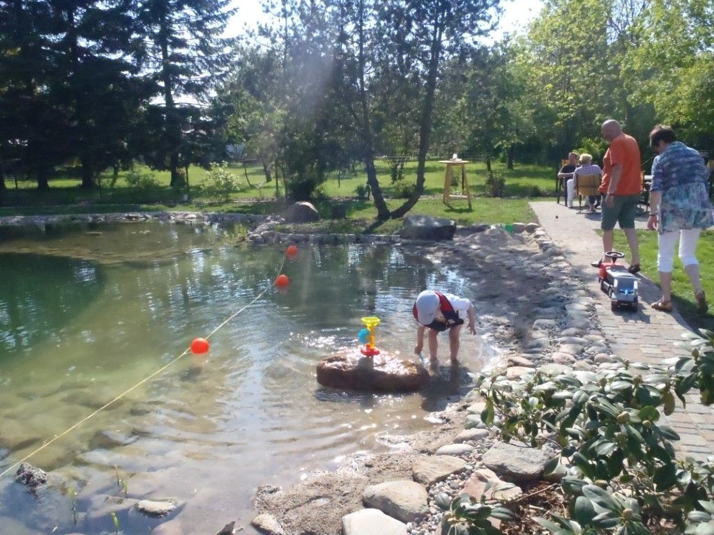 Mittelgroßer Schwimmteich mit Badestrand