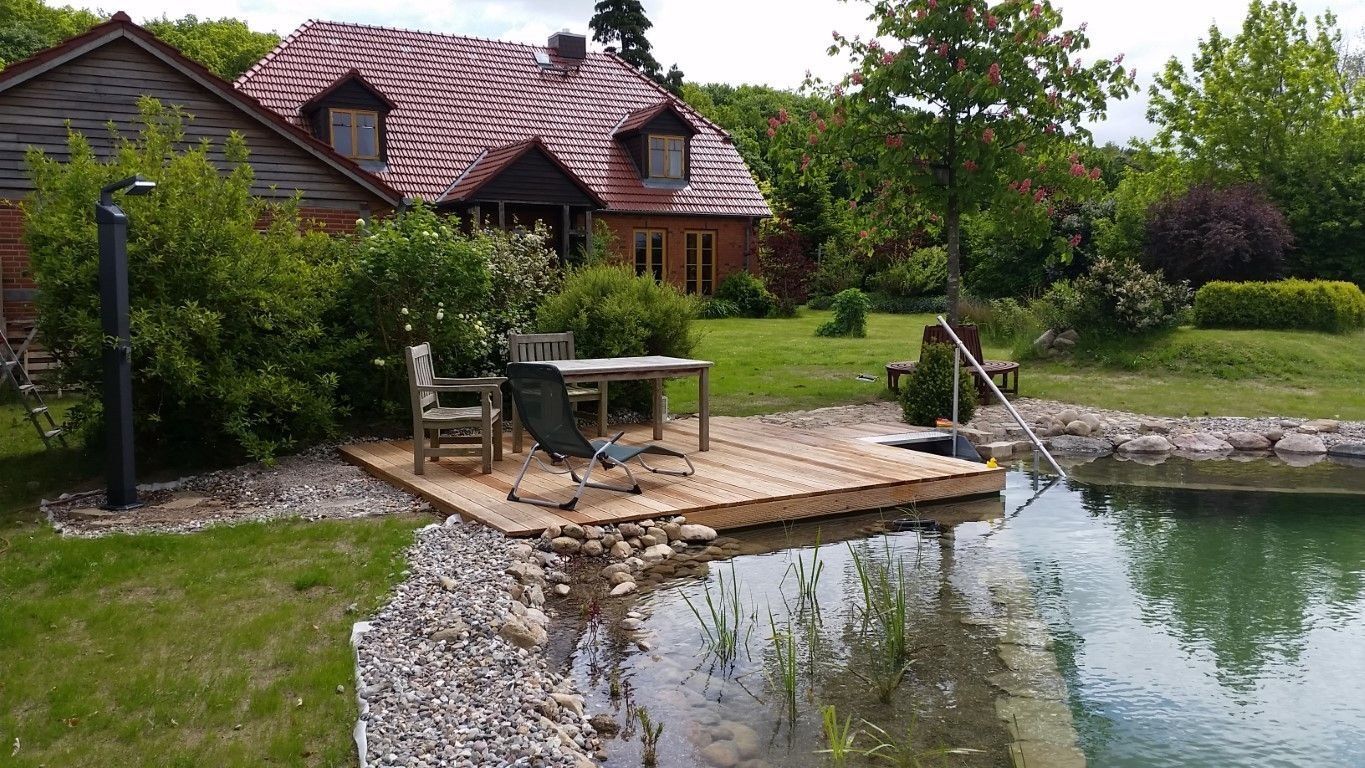 Mittelgroßer Schwimmteich mit Dusche