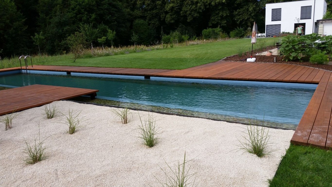 Schwimmteich mit Kiesfläche