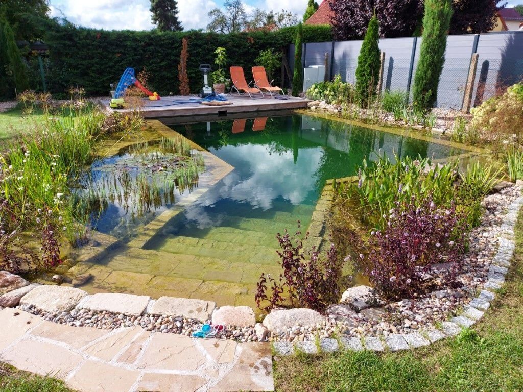 Schwimmteich mit Natursteinstufen
