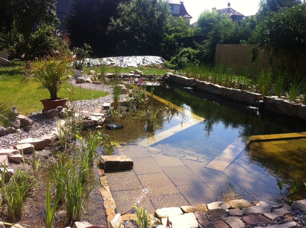 Schwimmteich mit Wasserschütten