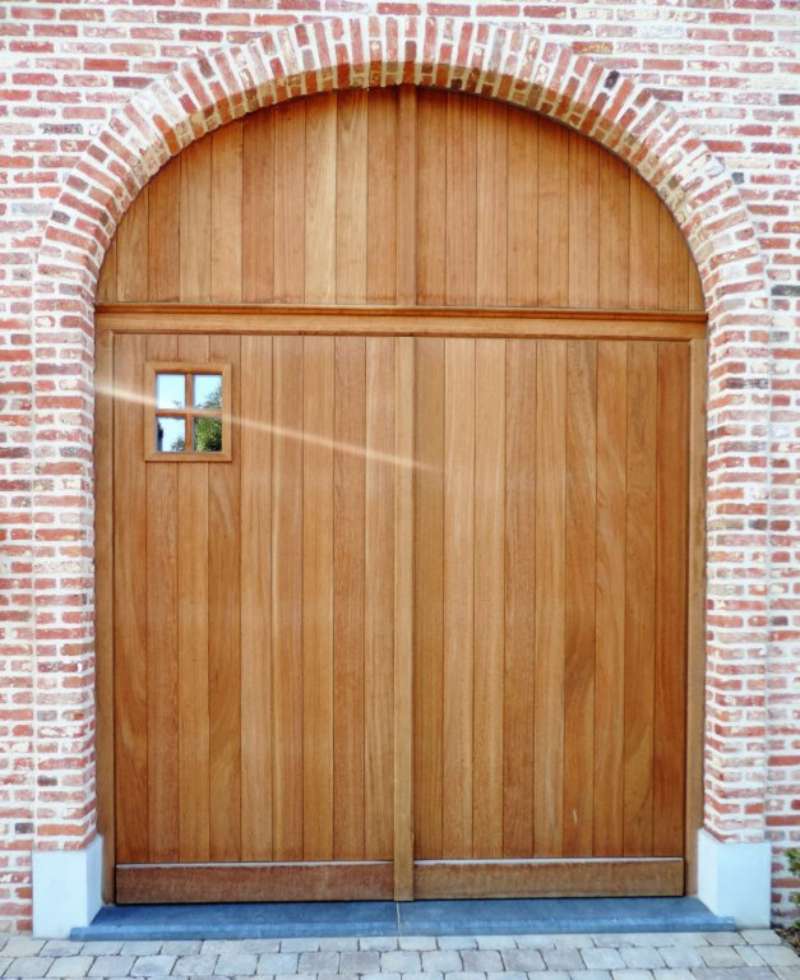 Houten poort plaatsen