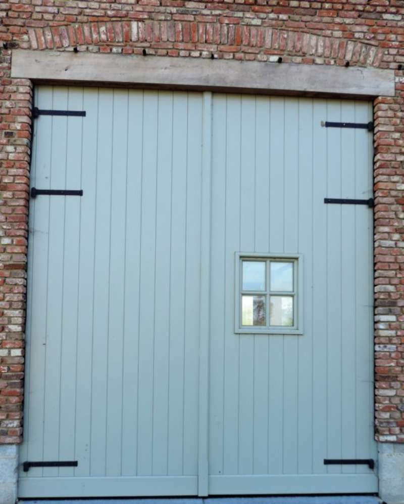 Houten poort met raam