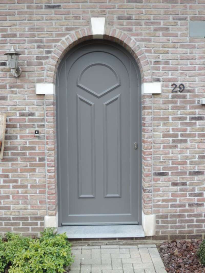 Houten deur plaatsen