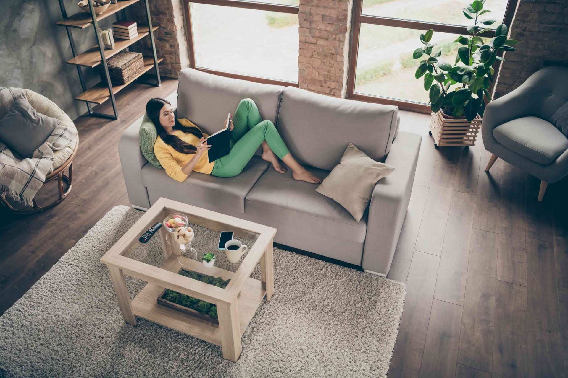 Une personne confortablement installée dans son salon tempéré