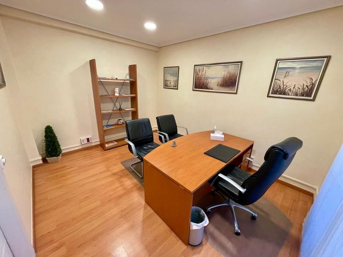 Oficina vacía con escritorio de madera