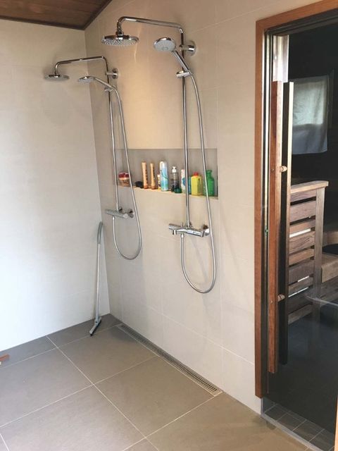 Renoveringar med fokus på kvalitet och detaljer. Renoverat badrum med dusch och modern inredning