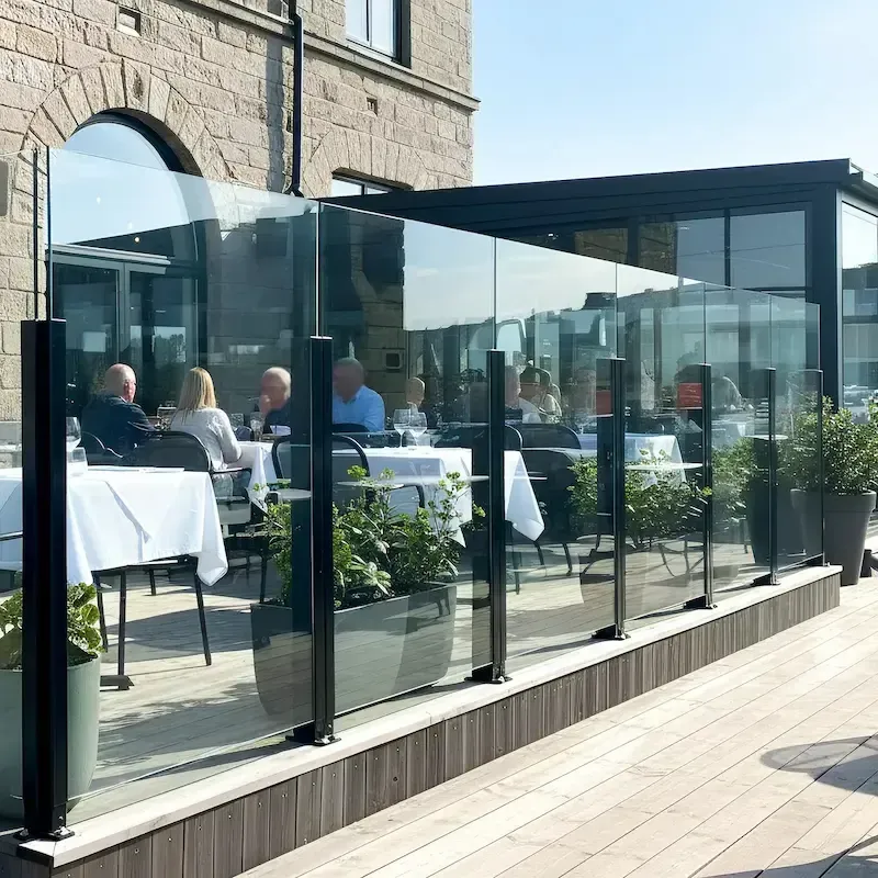Glasat vindskydd för terrass