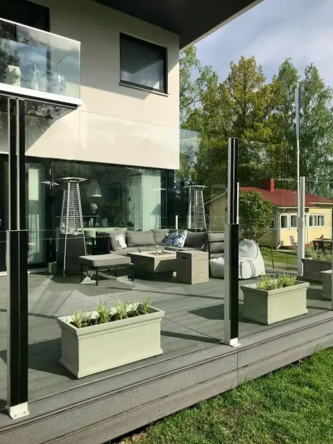 Auktoriserad återförsäljare och montering av ClickitUp®. ClickitUp® höj- och sänkbart glasräcke monterat på en terrass.
