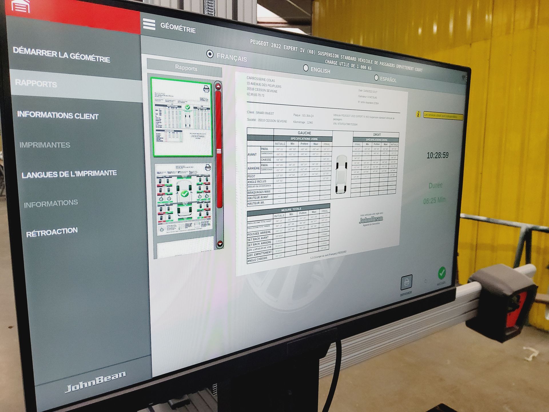 Vue sur un écran d'ordinateur affichant un logiciel à thème gris de gestion de la géométrie des roues d'une automobile.