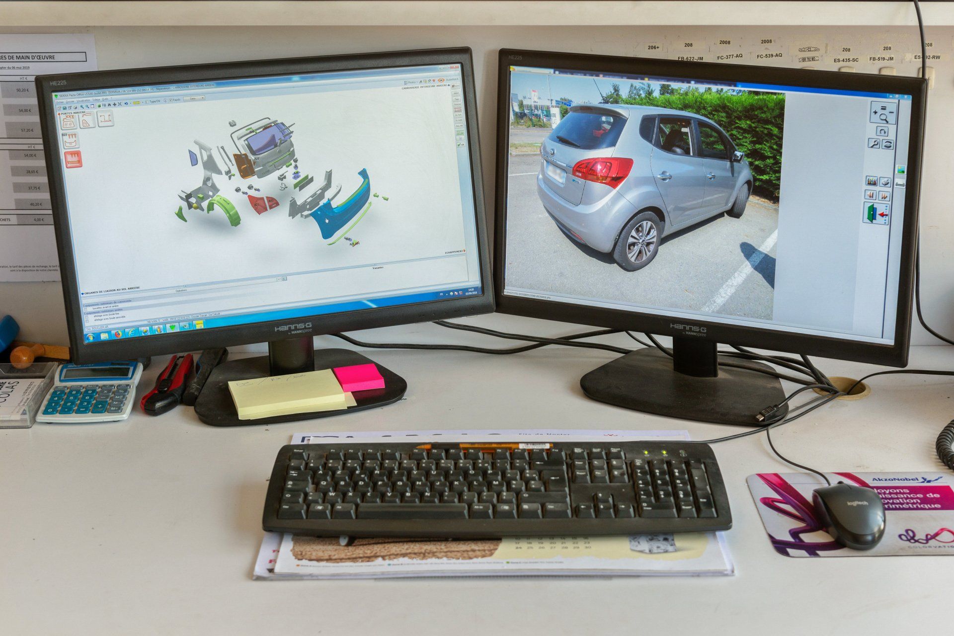 Vue sur deux écrans d'un poste informatique de la Carrosserie Colas affichant une modélisation 3D à gauche et le modèle de voiture traité à droite.