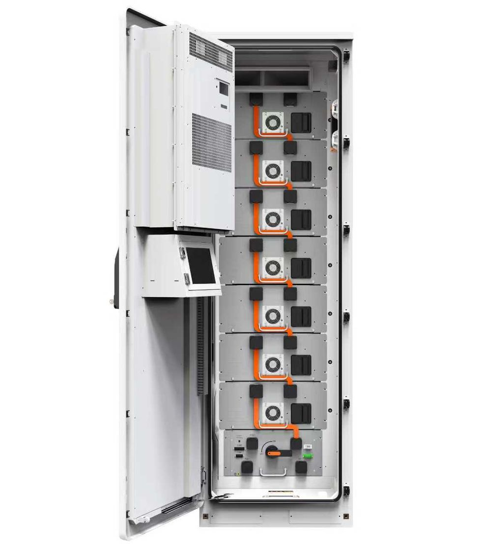 Armoire électrique blanche ouverte contenant plusieurs modules d'alimentation empilés et un panneau de commande.