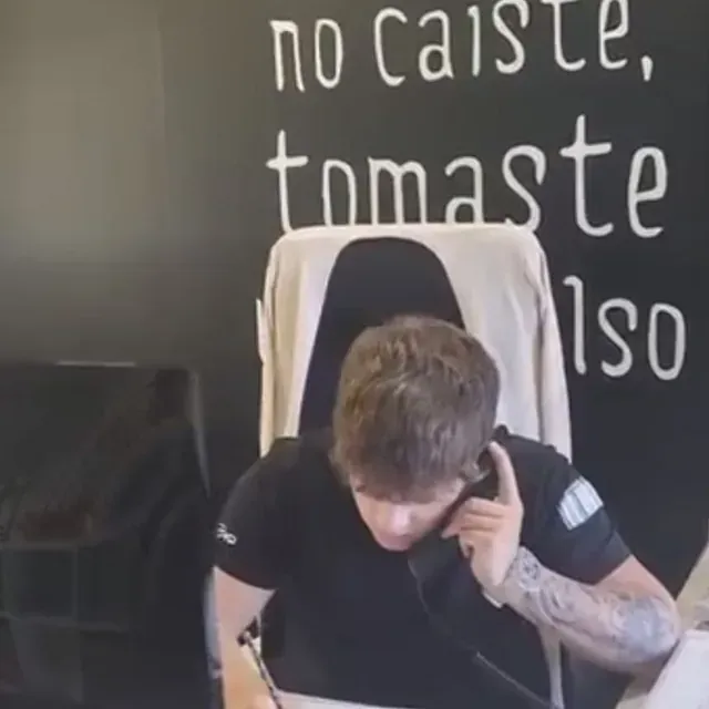 Un hombre está sentado frente a un cartel que dice no caiste tomaste también