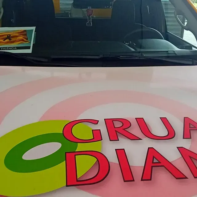Un coche con la palabra grup dia en él