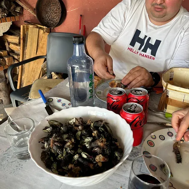 Un hombre que lleva una camiseta hh se sienta en una mesa