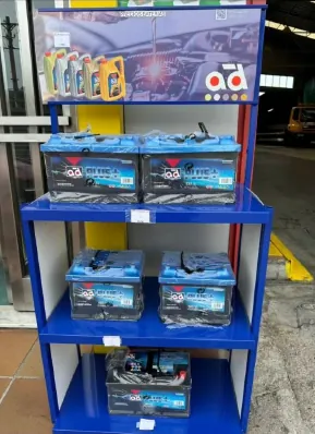 Una exhibición de baterías publicitarias en un estante azul