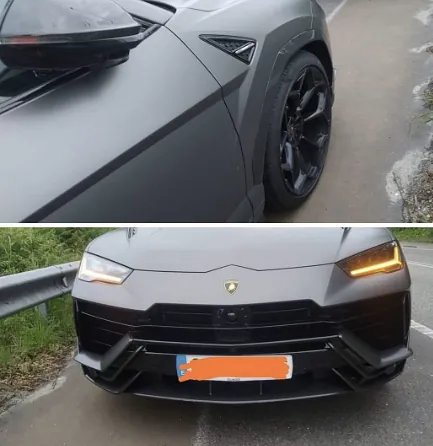 Un Lamborghini negro está estacionado al costado de la carretera.