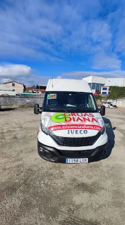 Una camioneta blanca está estacionada en un estacionamiento.