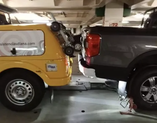 Un vehículo amarillo con la palabra Diana en la parte trasera.