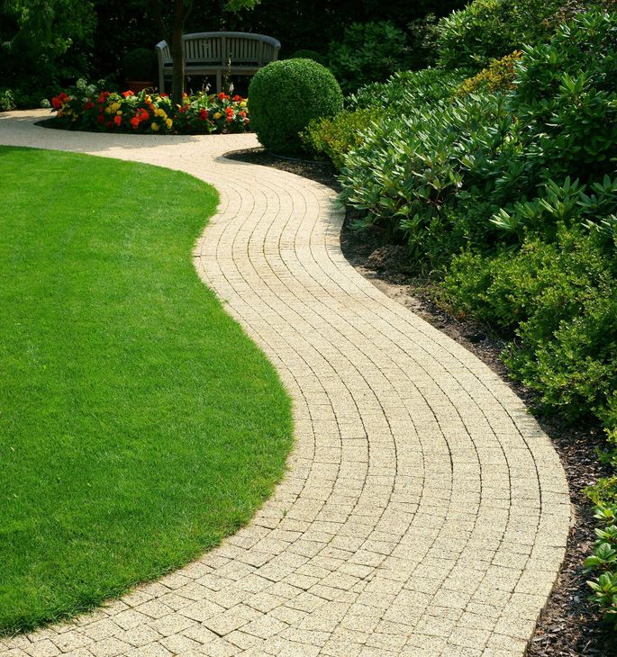 Une allée en pavé dans un jardin