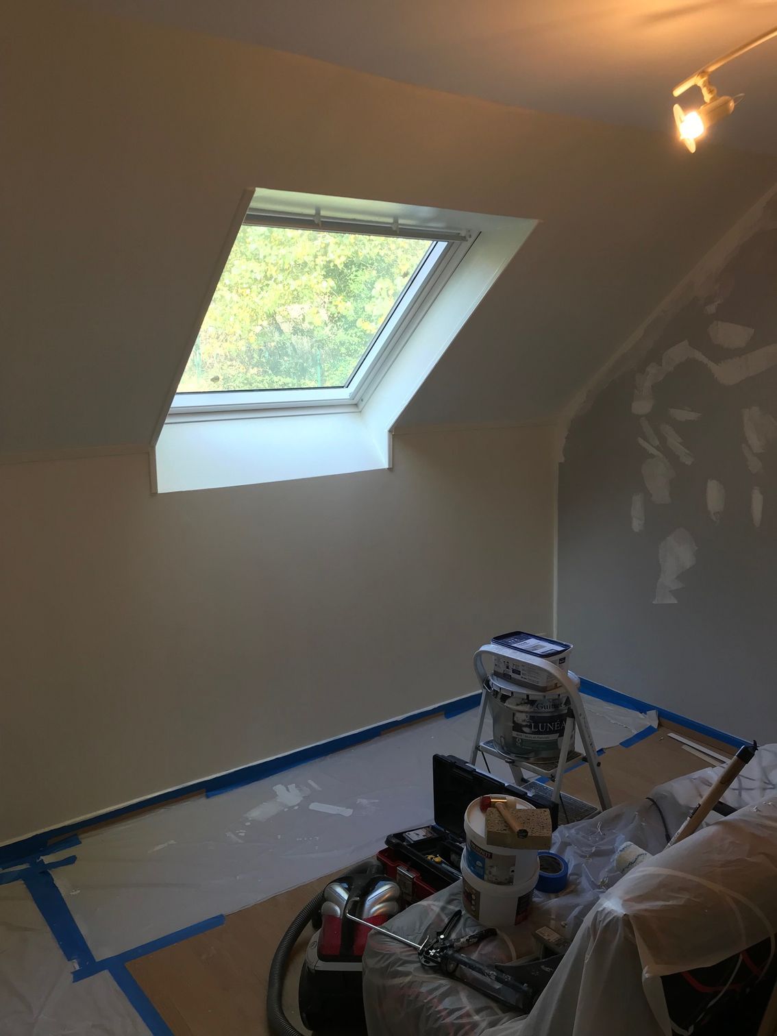 Une fenêtre de toit et un escabeau