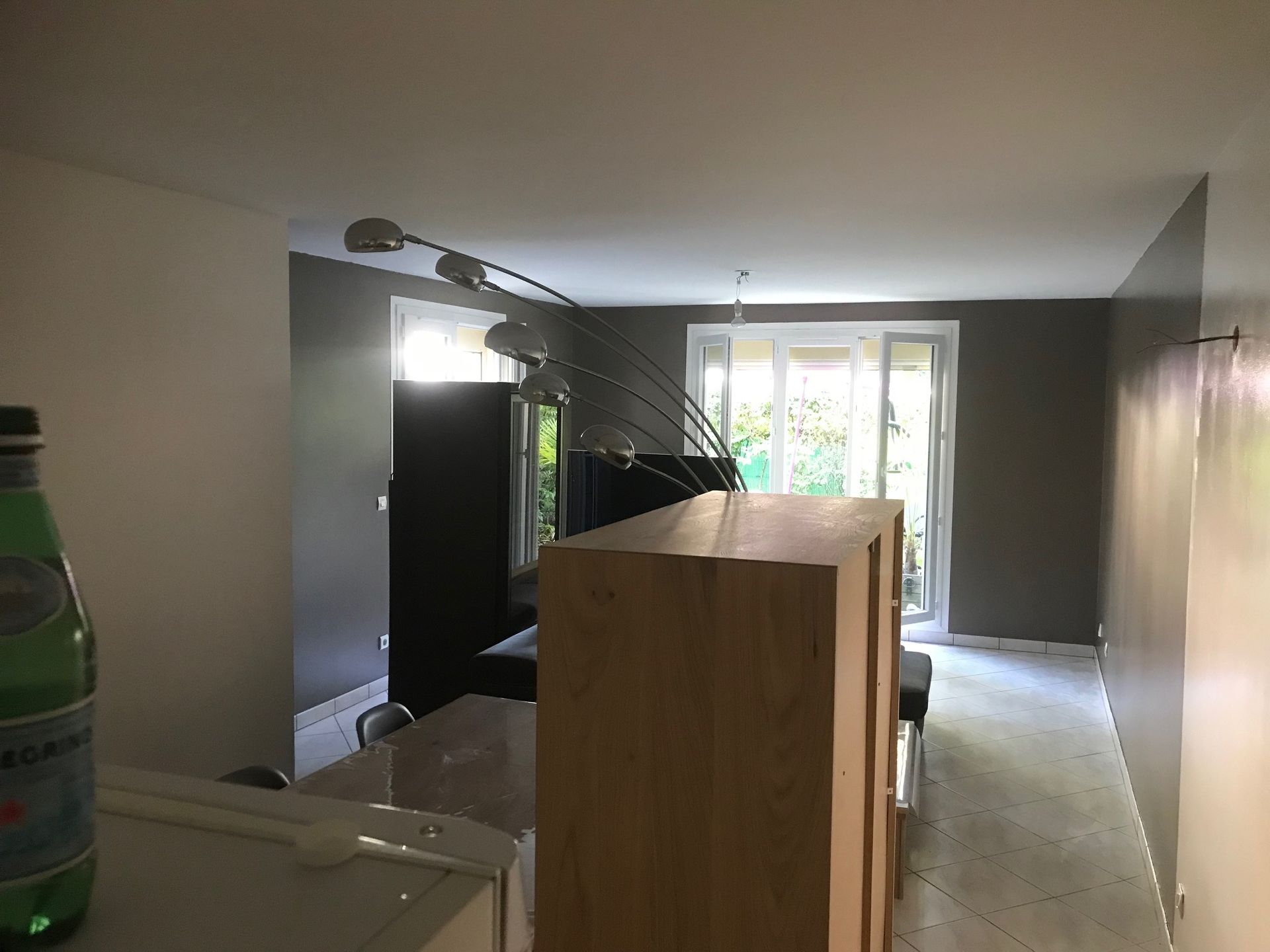 Une lampe et une fenêtre ouverte