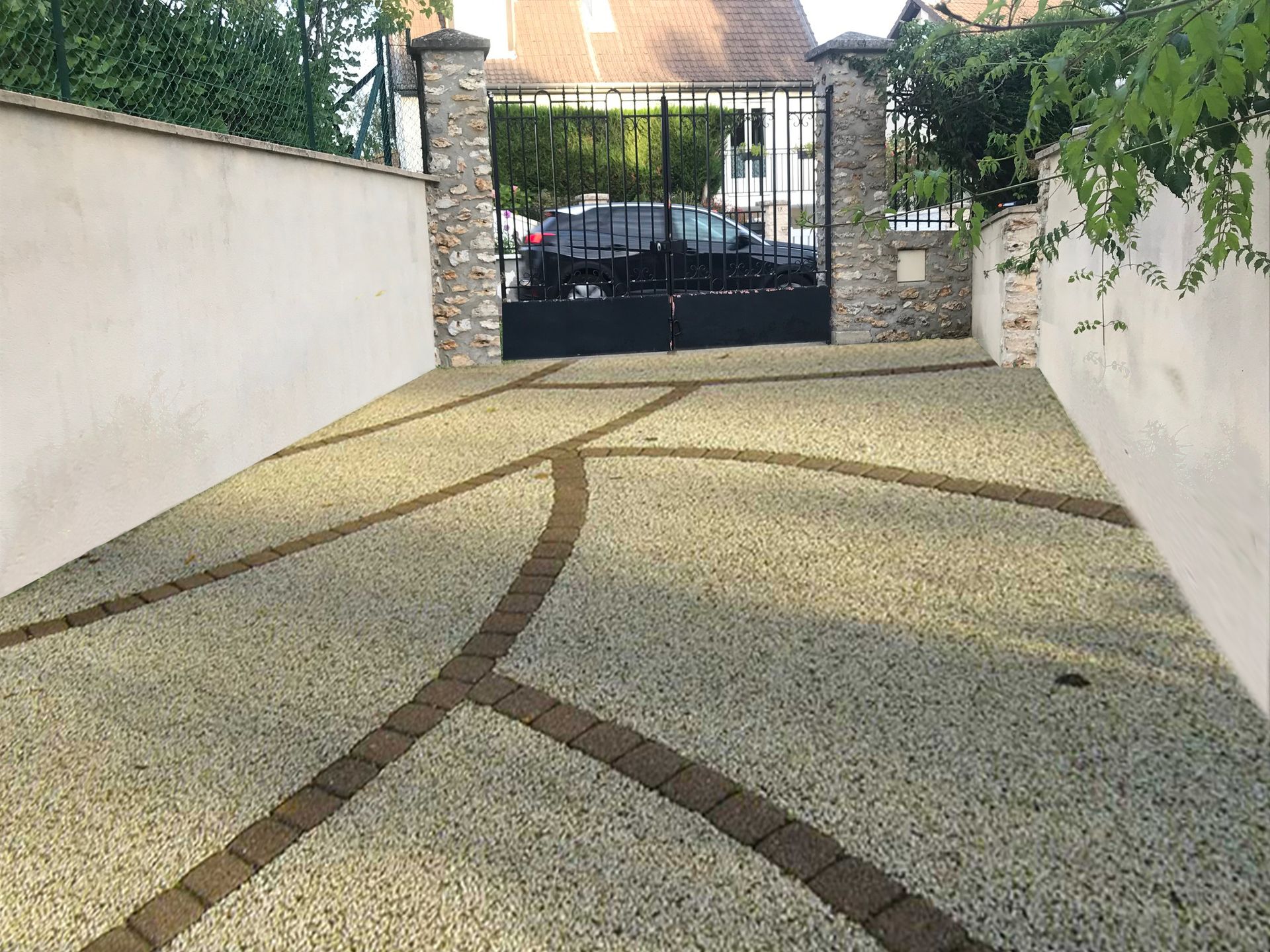 Une allée avec des pavés