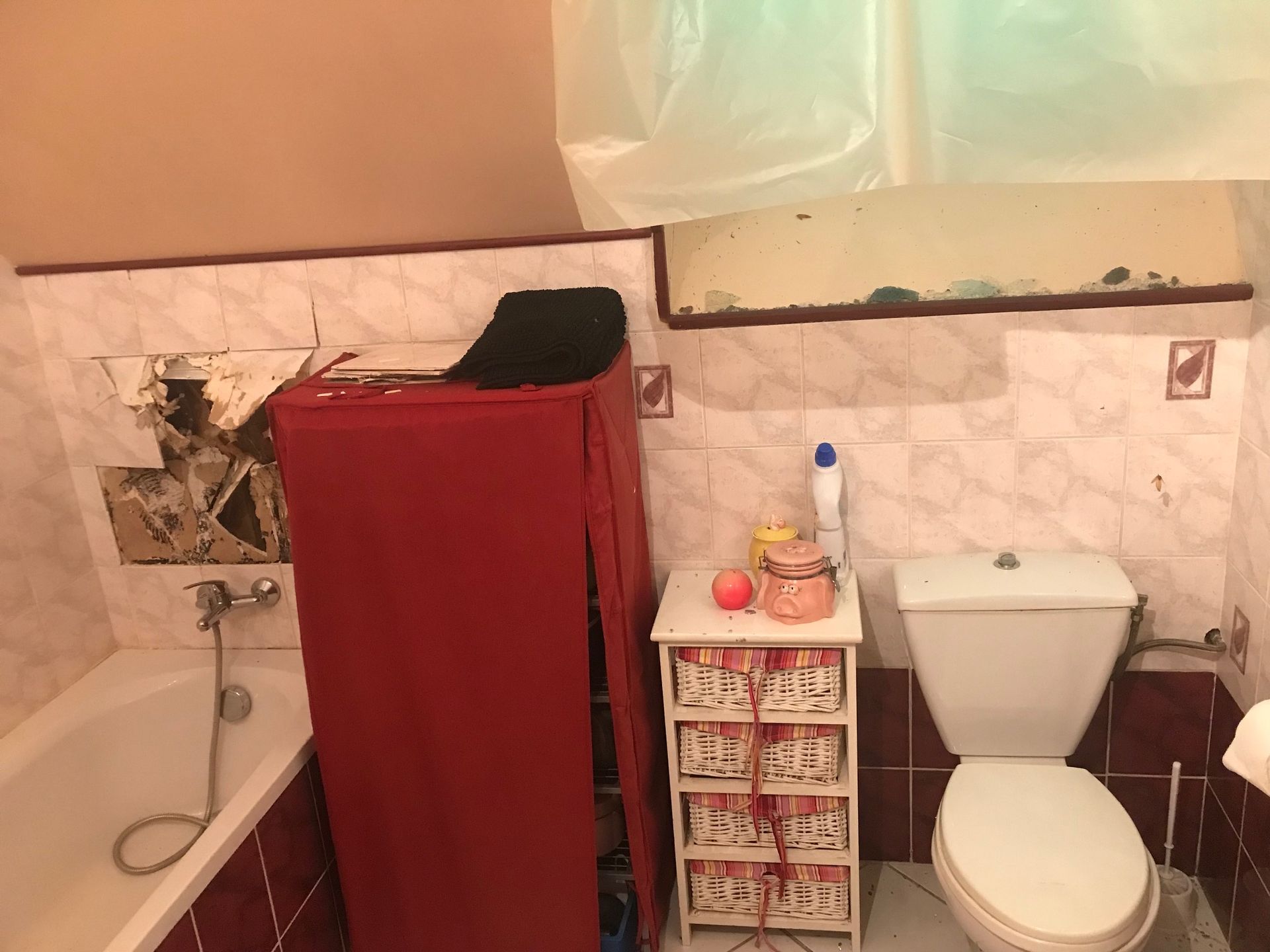 Une salle de bains et un meuble en tissu rouge