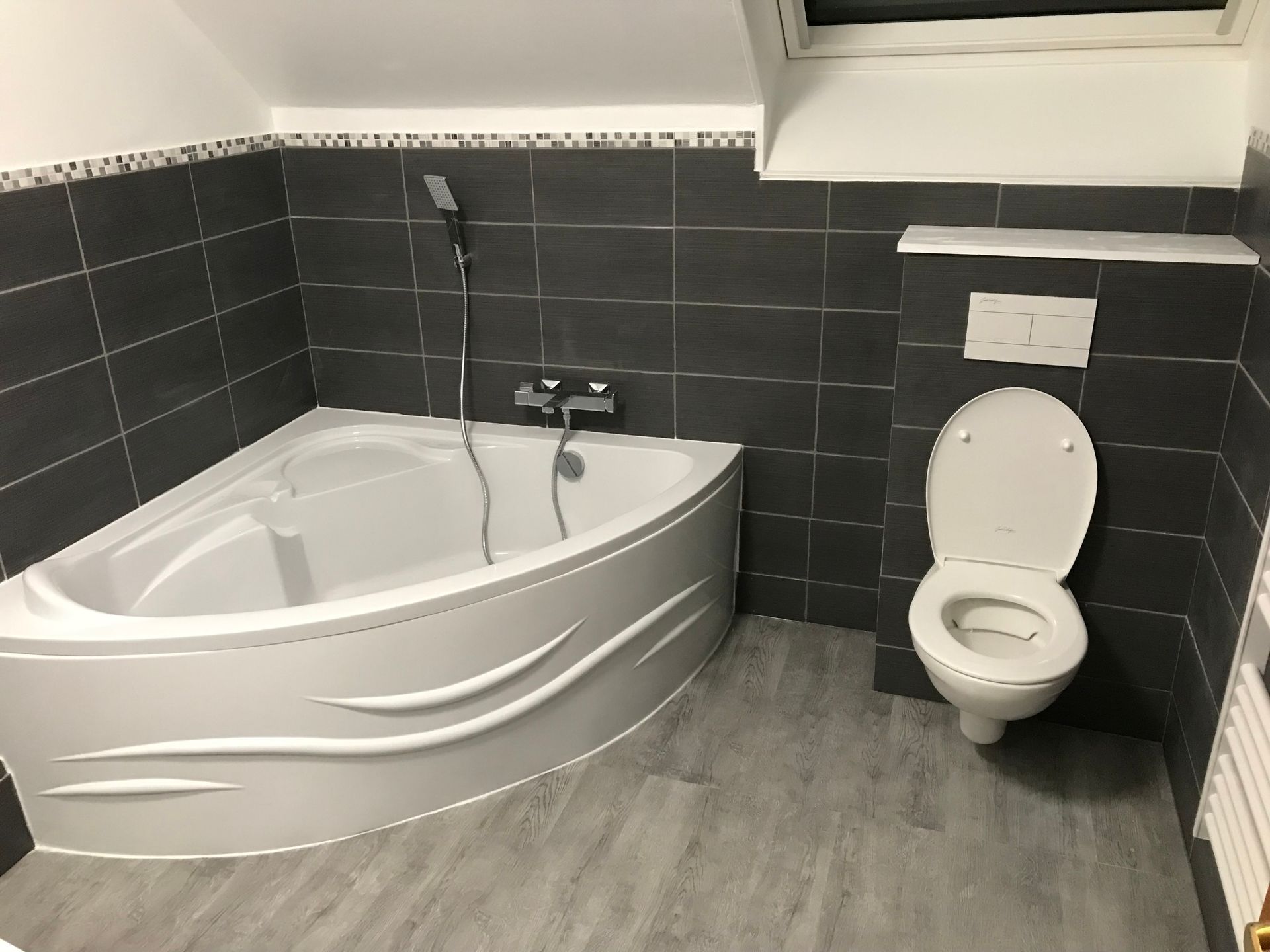 Une baignoire d'angle et des toilettes