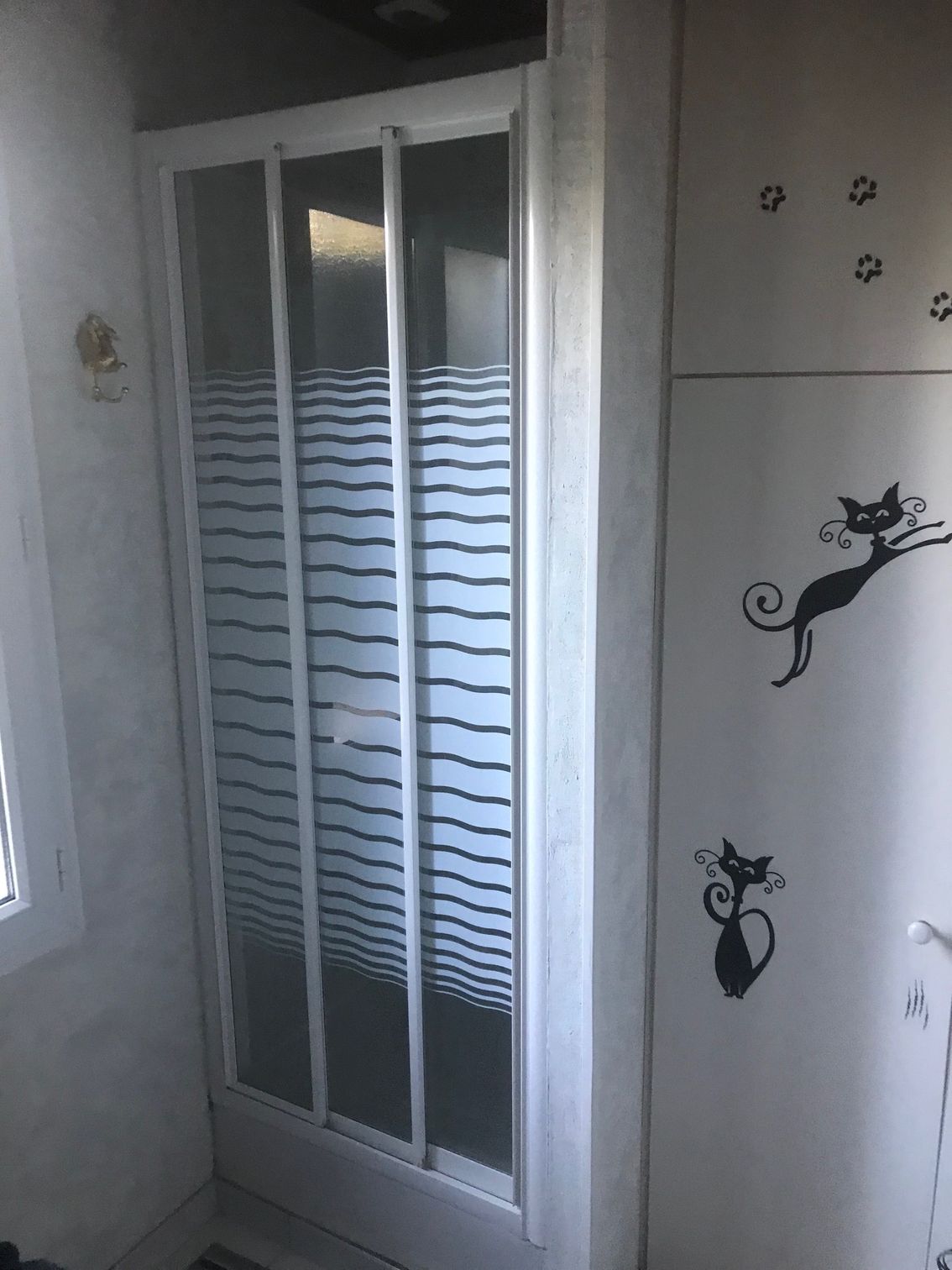 Des motifs de chats sur une porte
