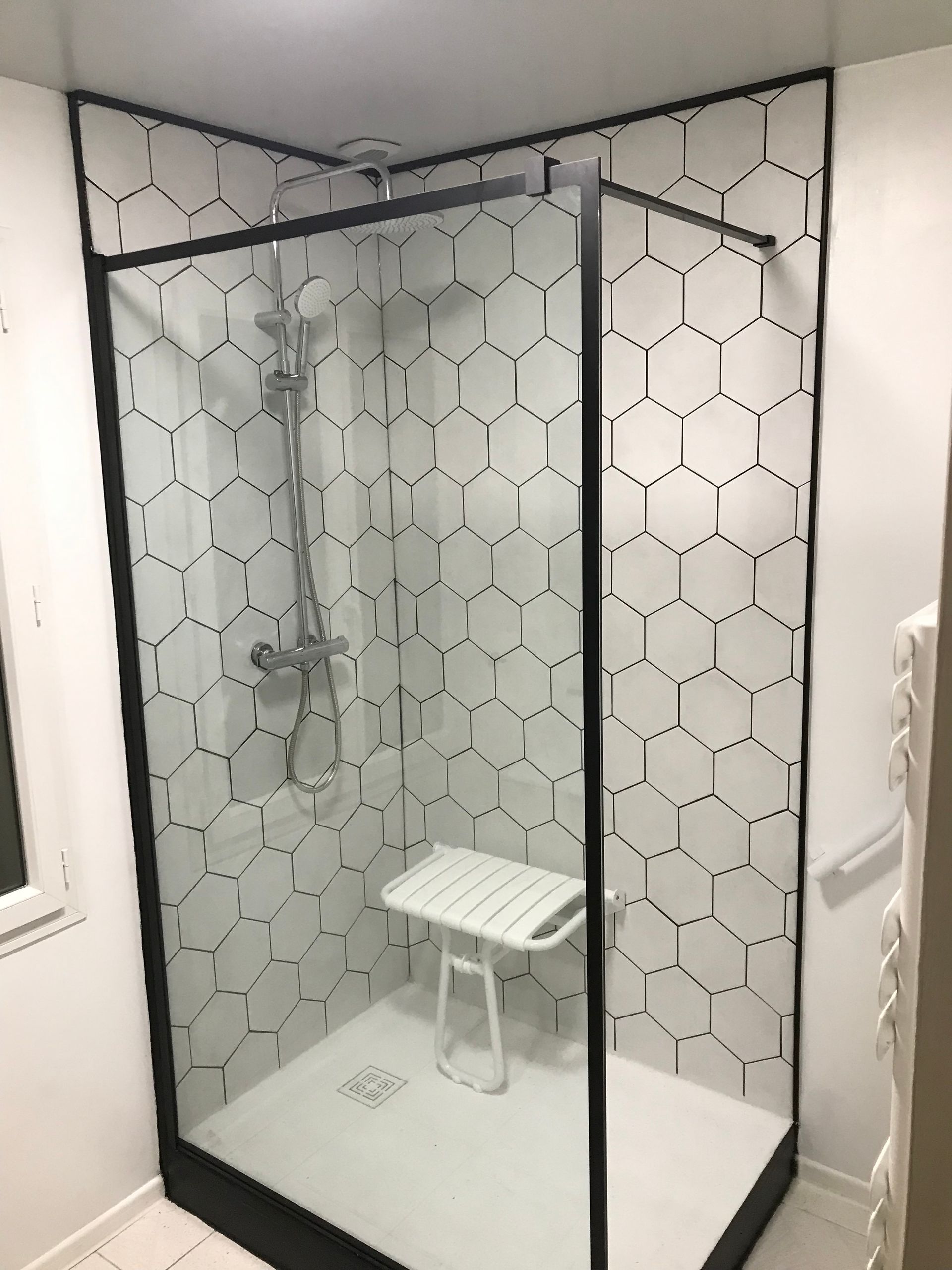 Une douche recouverte de faïence octogonale