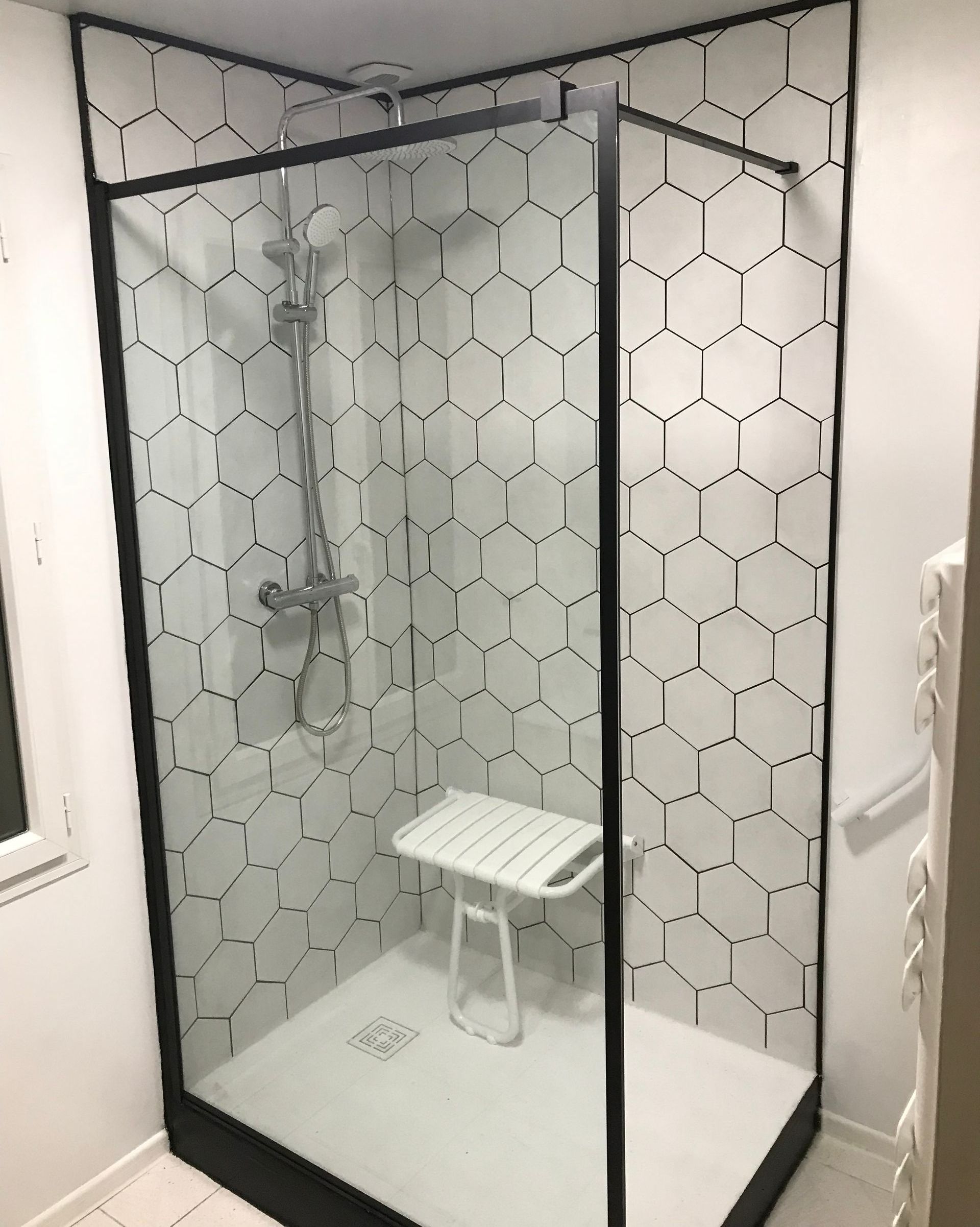 Une cabine de douche noire et blanche