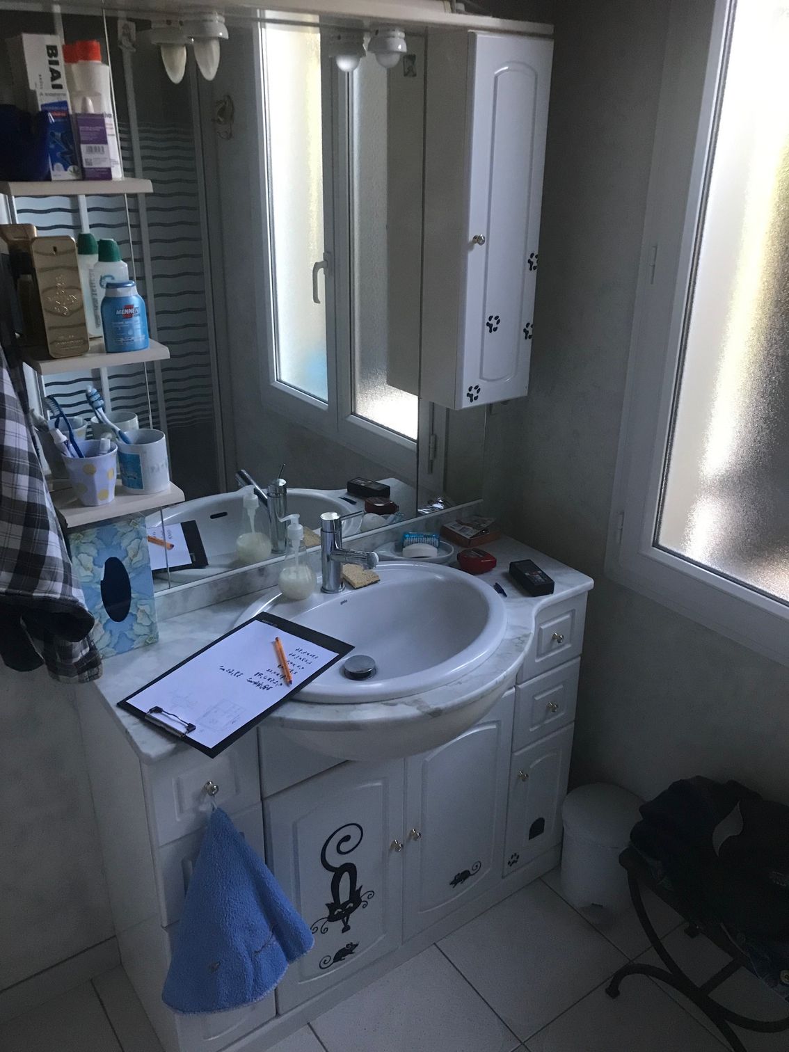 Un bloc-notes sur un lavabo