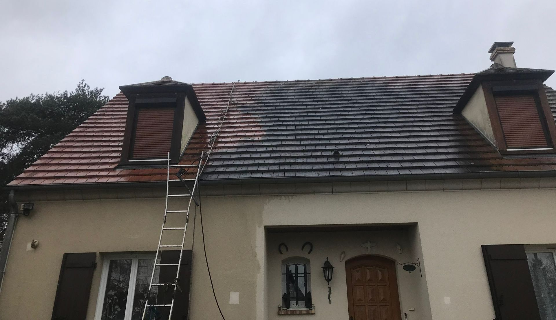 Une toiture partiellement nettoyée