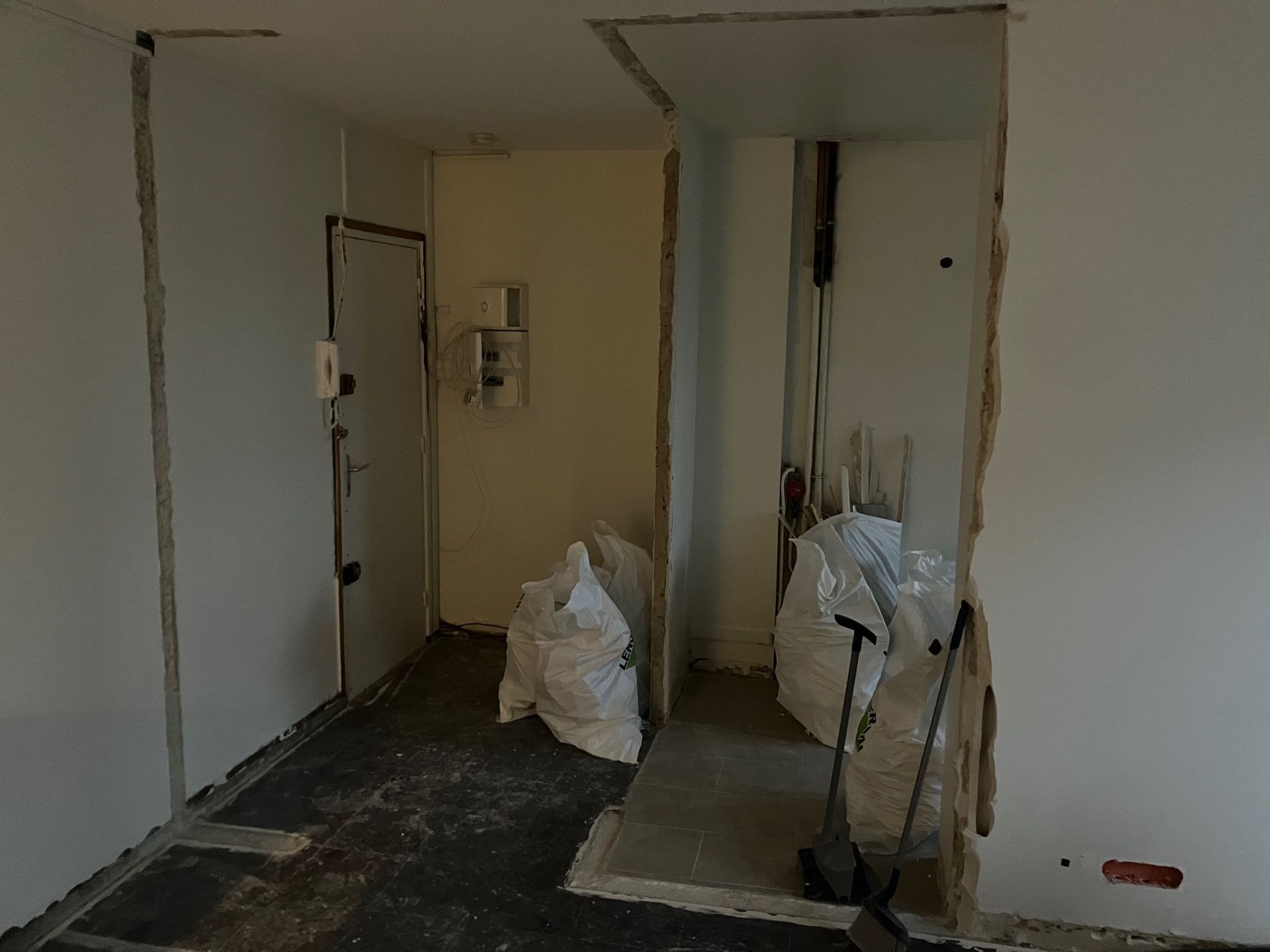 Une pièce en plein travaux et des sacs